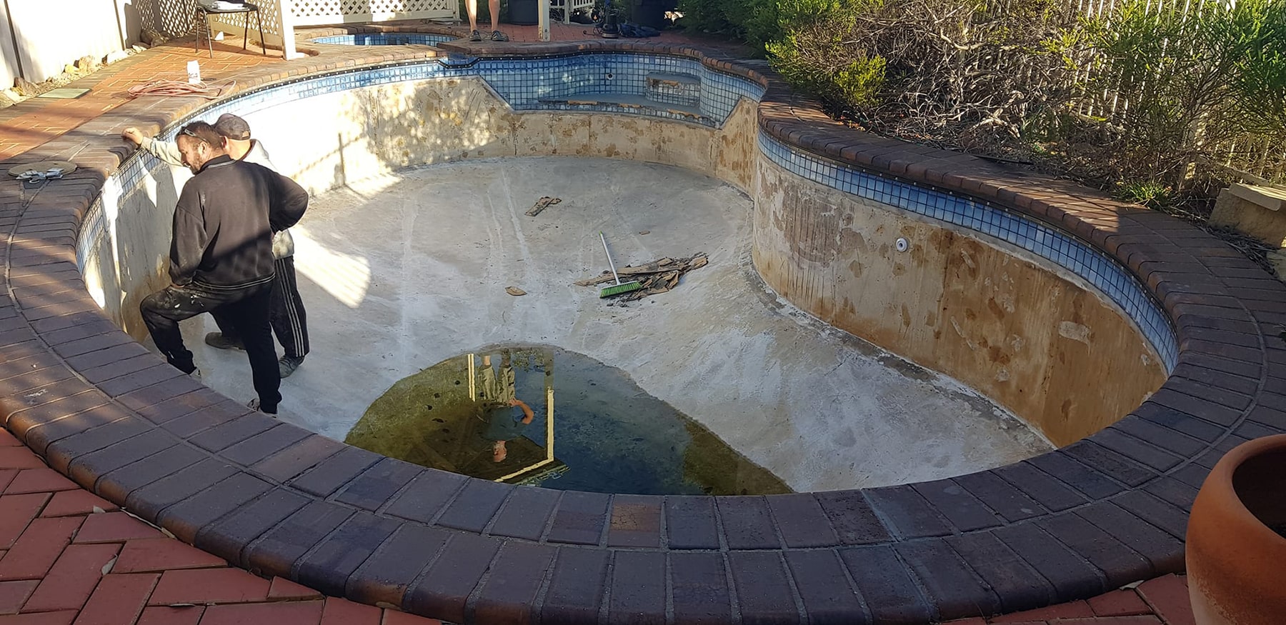 old leaking concrete pool2 Old leaking concrete pool 2